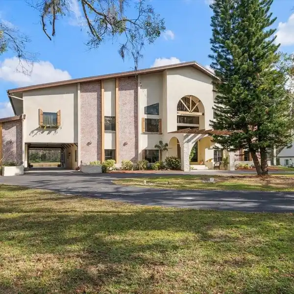 RURAL HAVEN NESTLED IN A TRANQUIL SETTING