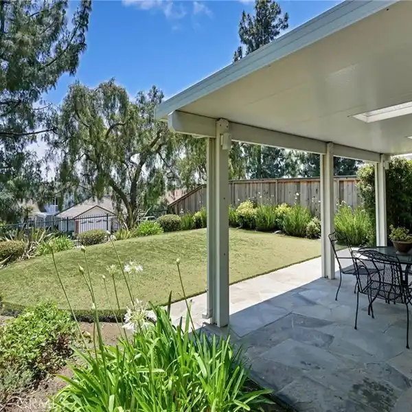 BRIGHT AND MODERN LIVING AMID ROLLING HILLS