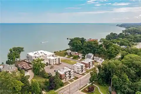 Smart Home Elegance with Stunning Lakefront Vistas