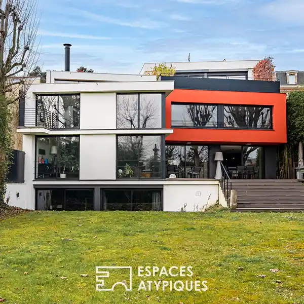 BOLD CONTEMPORARY HOME IN A PRIVILEGED SETTING