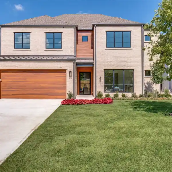 EFFORTLESS SOPHISTICATION MEETS MODERN COMFORT