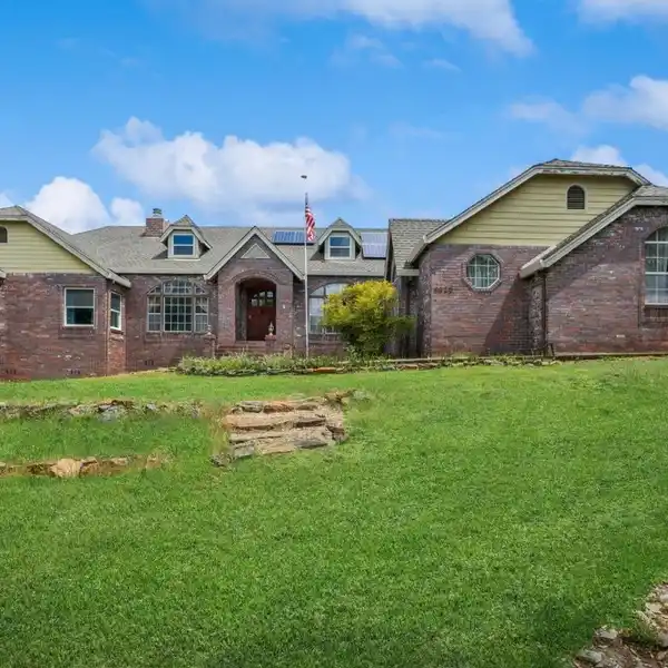 ELEGANT 10-ACRE COUNTRY ESTATE