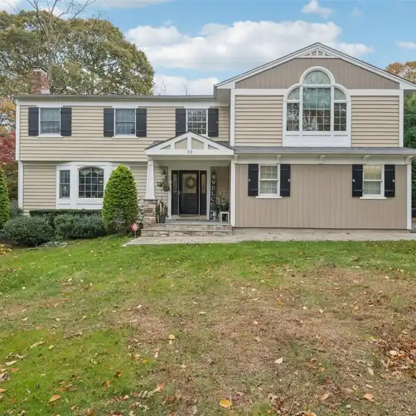 BEAUTIFUL COLONIAL STYLE HOME