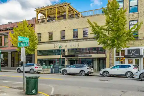 Beautiful Open-Concept Condo