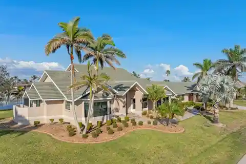 Sprawling Estate for Unparalleled Waterfront Luxury