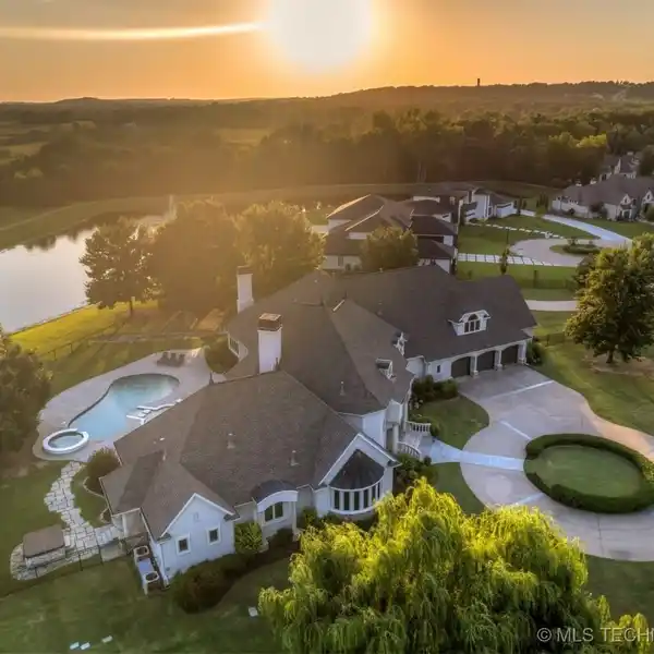 INCREDIBLE CUSTOM BUILT ESTATE