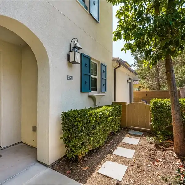 UPGRADED END-UNIT SMART HOME