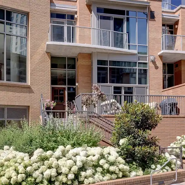 REMODELED DOWNTOWN BELLEVUE TOWNHOME WITH ELEVATOR