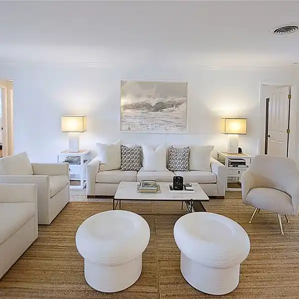 BEAUTIFUL TURNKEY HOME IN CENTRAL BEACH