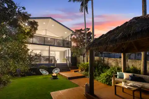 Luxuriously Liveable Coastal Entertainer