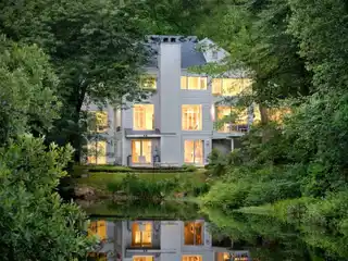 Contemporary Retreat Beside a Peaceful Pond