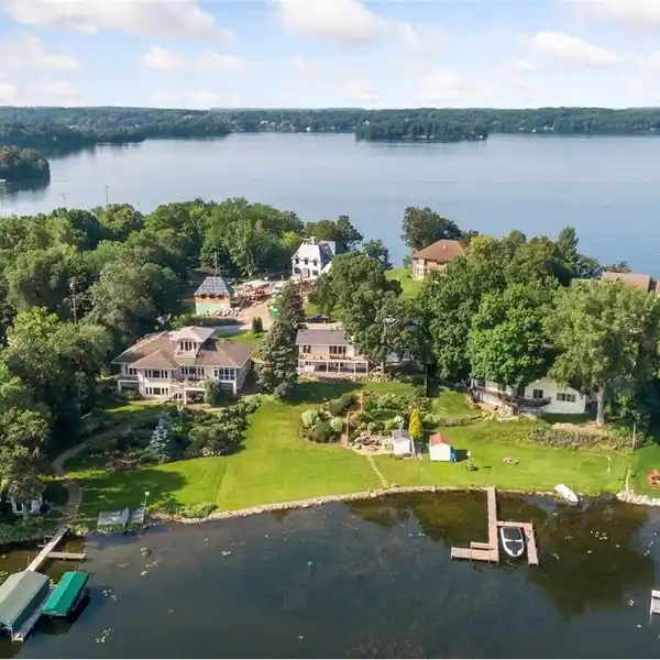 CHARMING LAKE MINNETONKA WALKOUT RAMBLER