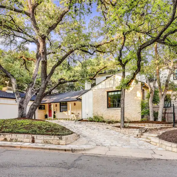 TRADITIONAL TURNKEY RESIDENCE IN PEMBERTON HEIGHTS