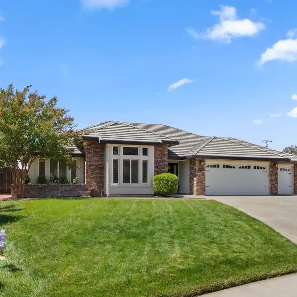 CUSTOM CHARM MEETS HUGE PRIVATE BACKYARD