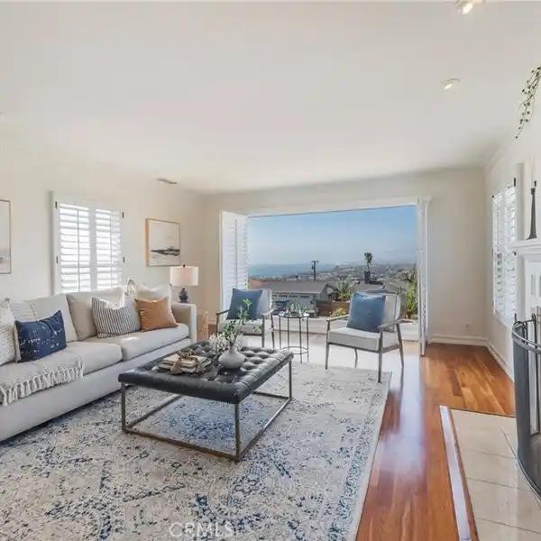 COASTAL SANCTUARY IN THE HOLLYWOOD RIVIERA