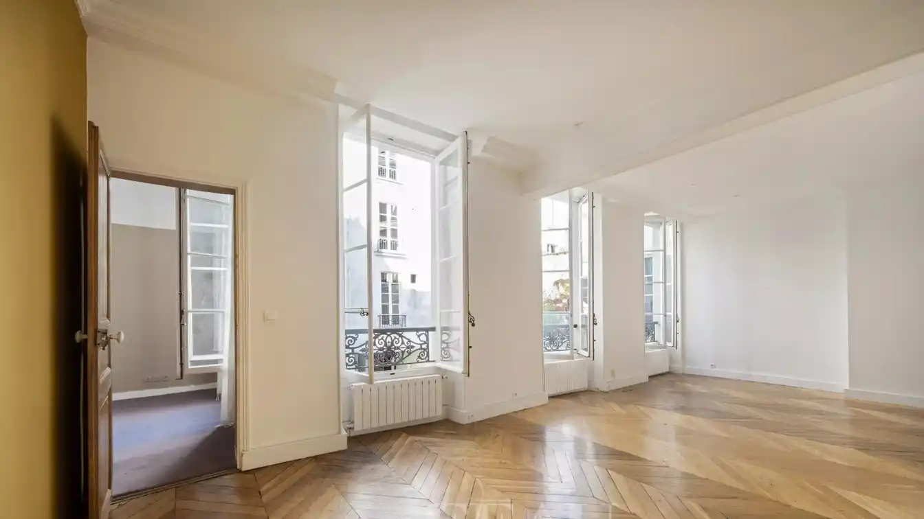 Rue De Verneuil Apartment Overlooking a Green Courtyard