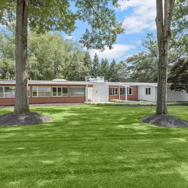 REMARKABLE MID-CENTURY MODERN HOME