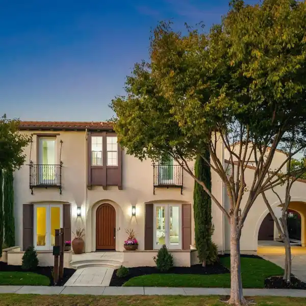 ARCHITECTURAL GRACE WITH PRIVATE GUEST WING LUXURY