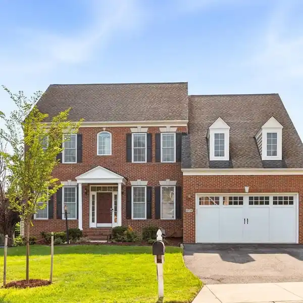 SPACIOUS LUXURY LIVING IN PRIME LOCATION