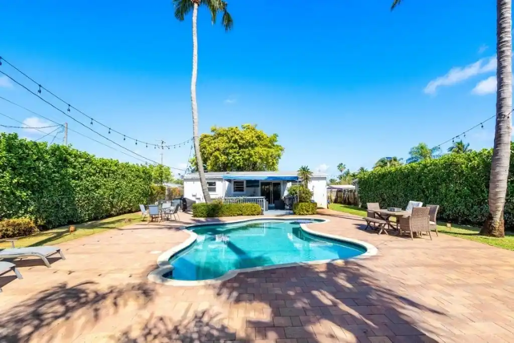 Lovely Home with Pool in Lantana Cove