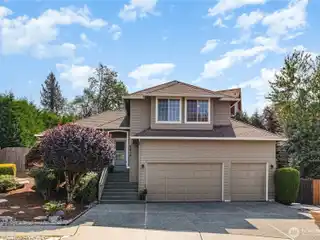Great Tri-Level Home in Kennydale