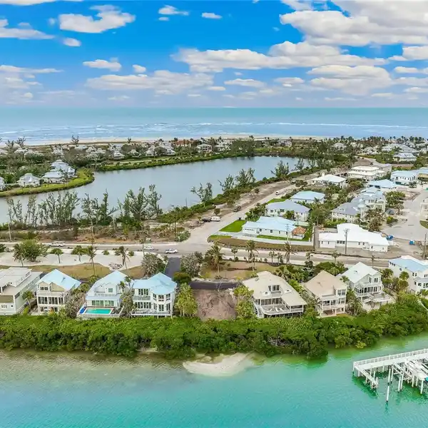 IDEAL BAY-FRONT LOT IN AN EXCLUSIVE COMMUNITY