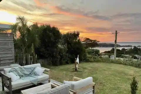 Coastal Chic Meets Flat Garden Living