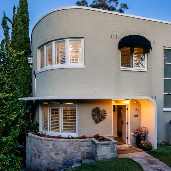 METICULOUSLY RENOVATED RESIDENCE