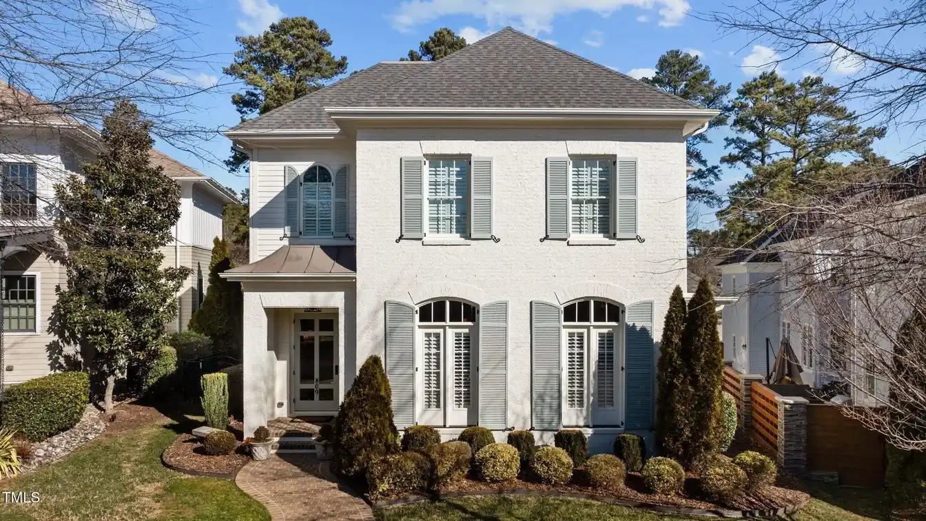 Exceptional Custom-built Home in a Luxurious Neighborhood