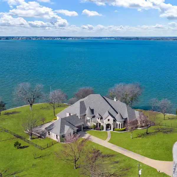 GORGEOUS LAKE SANCTUARY