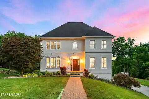 Modern Lakeview Living & Resort-Style Amenities