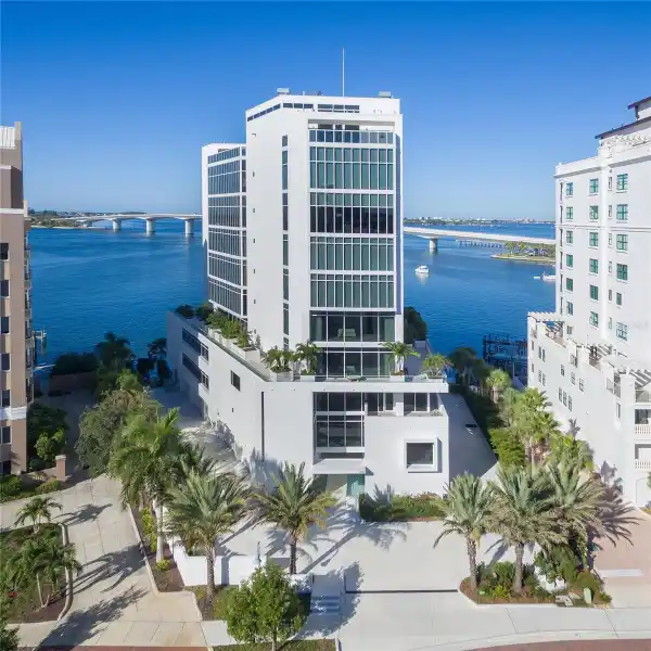 EXTRAORDINARY RESIDENCE IN THE AQUA BUILDING