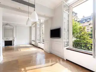 Bright First Floor Apartment in the Golden Triangle