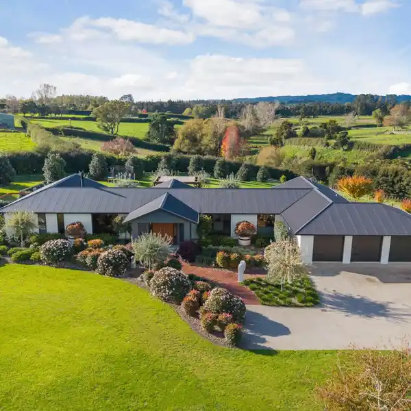 MODERN COUNTRY ELEGANCE WITH IMPRESSIVE INFRASTRUCTURE