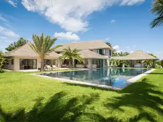 Luxury Coastal Living in Prestigious Lunea Estate