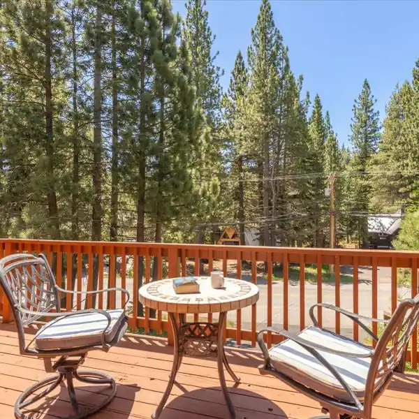 FULLY FURNISHED CABIN NEAR THE ENTRANCE OF TAHOE DONNER