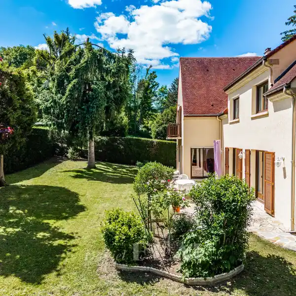 FAMILY-FRIENDLY RETREAT CLOSE TO VILLAGE AMENITIES