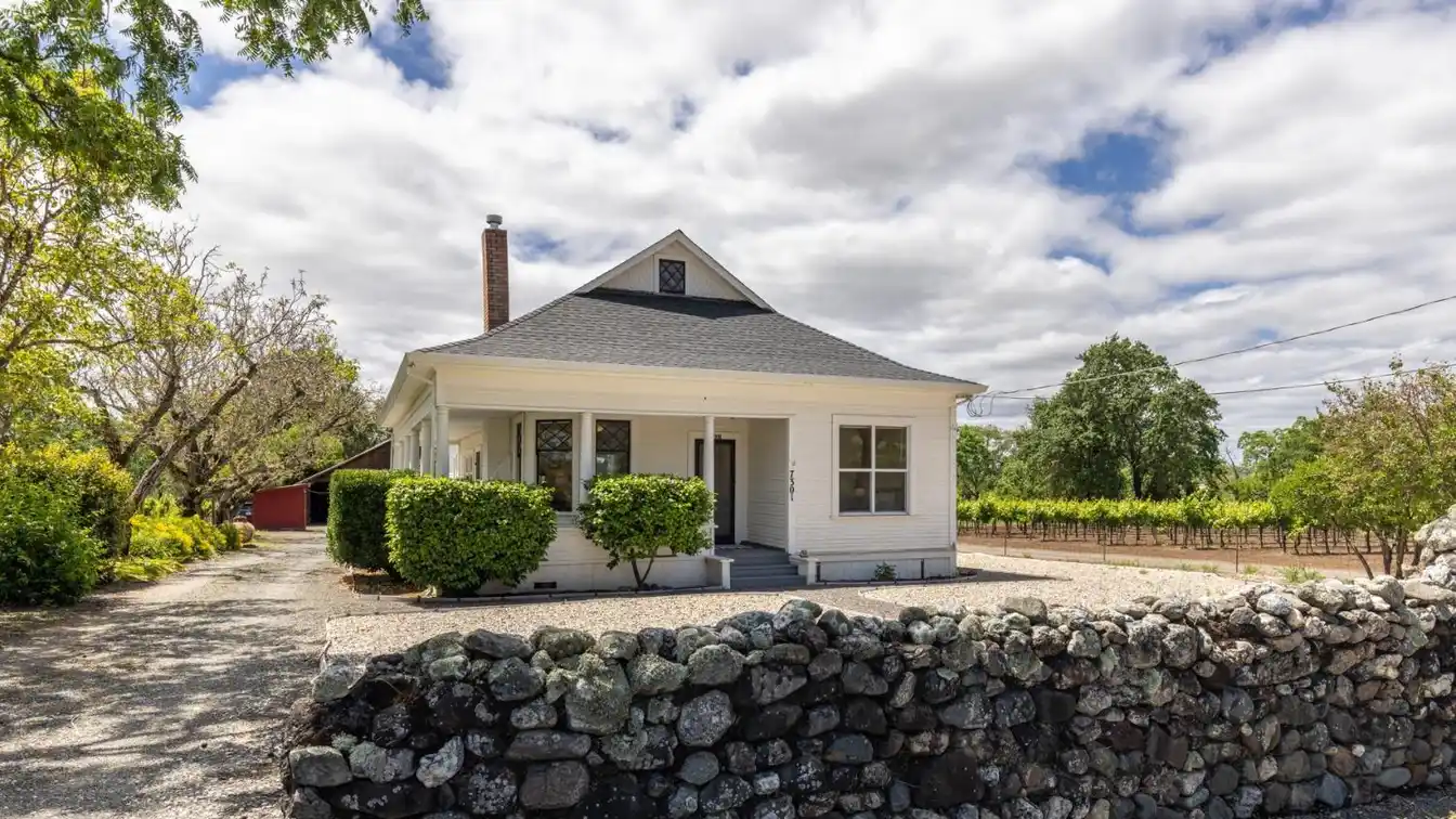 Storied Vintage Compound