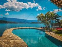 EXCLUSIVE ISLAND PROPERTY