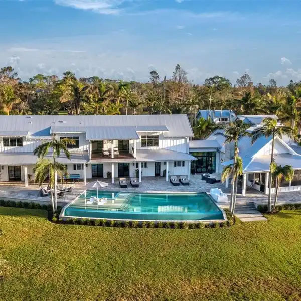 JUBILEE ESTATES - LUXURIOUS WATERFRONT SANCTUARY