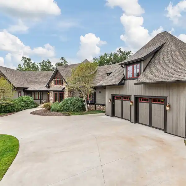 MOUNTAIN RETREAT IN THE HEART OF LAKE ADGER