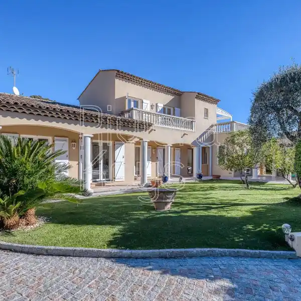 TRANQUIL PROVENçAL ELEGANCE WITH TIMELESS VIEWS
