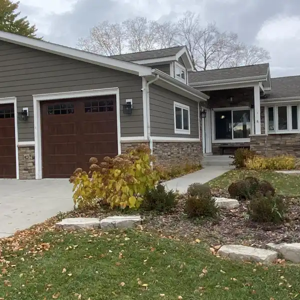 STUNNING LAKEFRONT RANCH IN LAKES OF FOUR SEASONS
