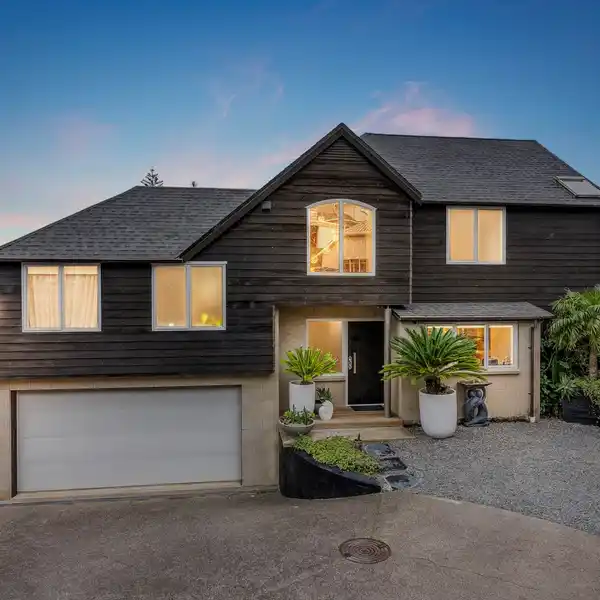 TASTEFULLY MODERNISED CEDAR AND HINUERA STONE HOME