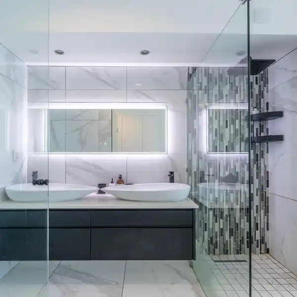 LUXURIOUS LIVING OVERLOOKING A PRIVATE MARINA