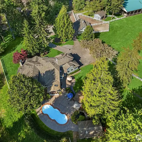 ONE-OF-A-KIND EQUESTRIAN LIVING ON UNION HILL
