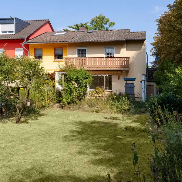TERRACED HOUSE IN NEED OF RENOVATION ON A SOUTH-FACING PLOT AT SACHSENHäUSER BERG