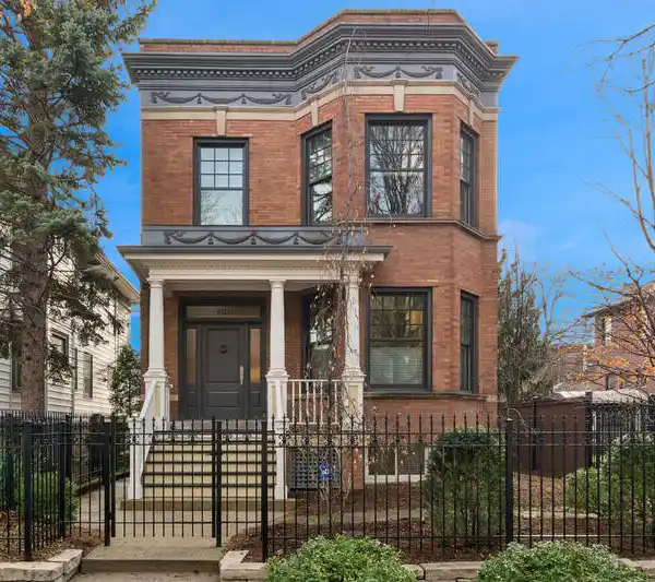 METICULOUSLY UPDATED LAKEVIEW HOME