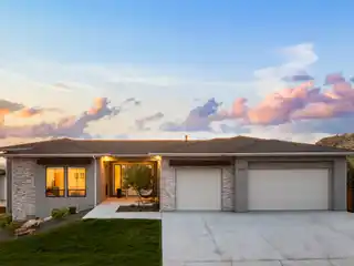 Boulder Point Beauty with Iconic Rim Views