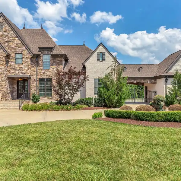 CUSTOM STUNNER IN THE DESIRABLE MIRABELLA COMMUNITY